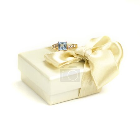 Gros plan de boîte cadeau et bague sur un fond blanc 