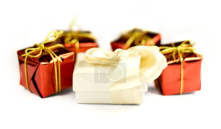 Gros plan de cadeaux sur un fond blanc 