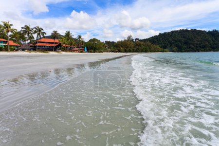 Resort près de la plage sur une île tropicale 