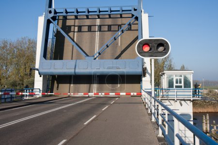 Pont bascule ouvert aux Pays-Bas avec stop rouge 