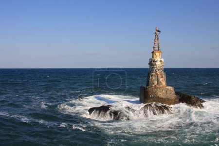 le phare dans la mer.