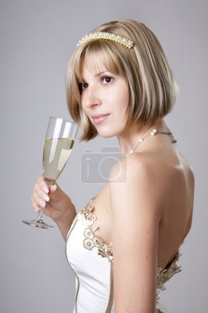 Fille en robe de soirée avec un verre 