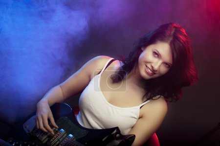 belle fille avec une guitare