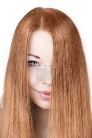 Fille avec de magnifiques cheveux rouges 