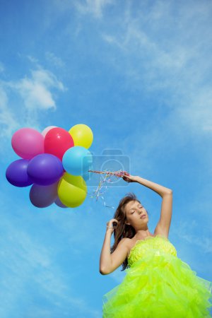 Femme tenant un tas de ballons à air coloré 