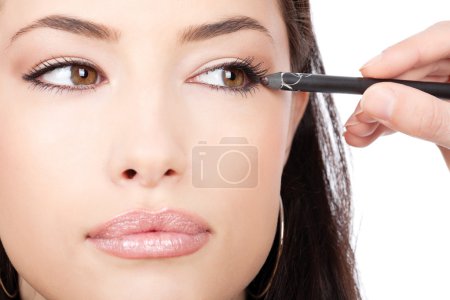 Vue rapprochée de l'application du crayon cosmétique 