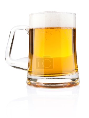 Bière légère dans une tasse en verre 
